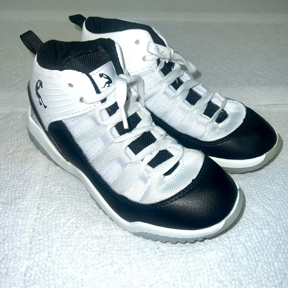 Boys Shaq Athletic Shoes Size 2Y Black and White